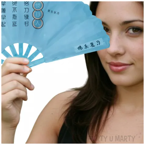 blekitny wachlarz na karnawal z napisem po chinsku plastikowy