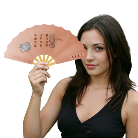 brzoskwiniowy wachlarz na karnawal z napisem po chinsku plastikowy