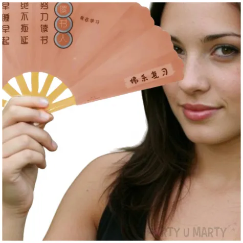 brzoskwiniowy wachlarz na karnawal z napisem po chinsku plastikowy