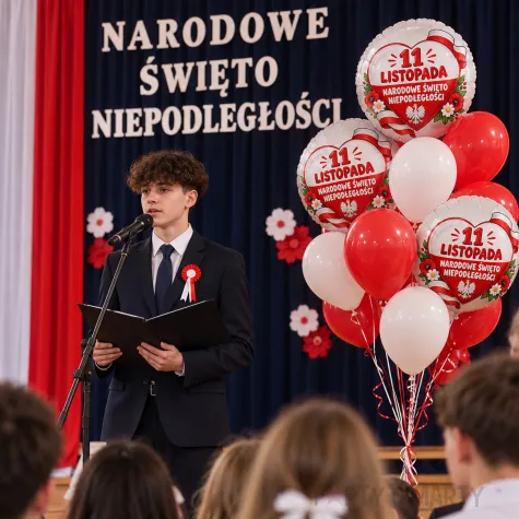dekoracja na narodowe swieto niepodleglosci 11 listopada balon foliowy serce do szkoly apel marsz