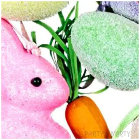 dekoracja rozowy krolik i kolorowe pisanki titanum