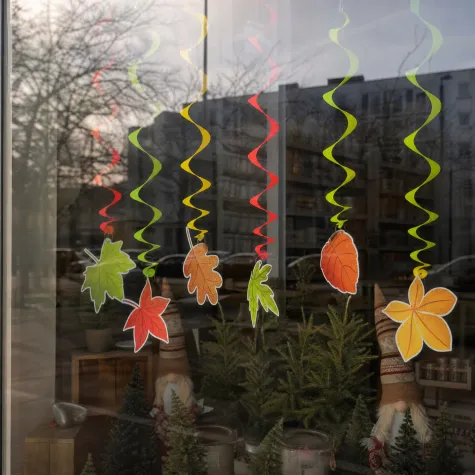 dekoracje jesienne do szkoly klasy kuchni swiderki wiszace jesien kolorowe liscie w parku x6
