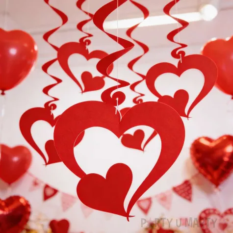 dekoracje na walentynki swiderki wiszace serca dwa czerwone serduszka zareczyny 6 szt