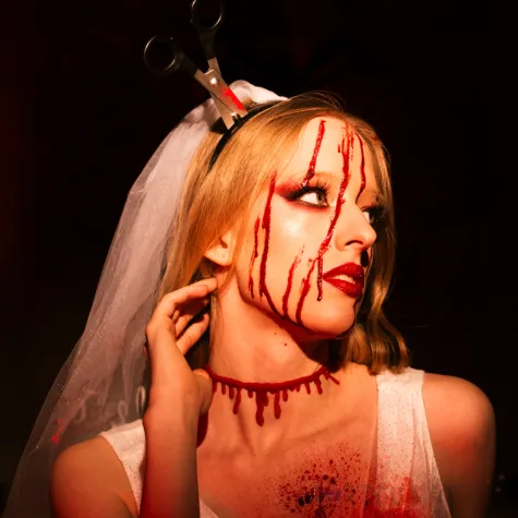 dodatek do stroju na halloween opaska na glowe zakrwawione nozyczki zombie