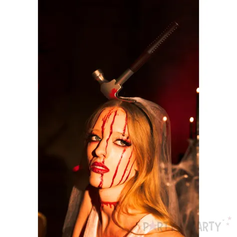 dodatek do stroju na halloween opaska na glowe zakrwawiony mlotek zombie