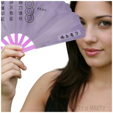 fioletowy wachlarz na karnawal z napisem po chinsku plastikowy