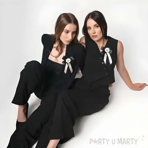 kotylion na 18 urodziny happy 18 czarny kremowy elegancki przypinka odznaka 11x17 cm