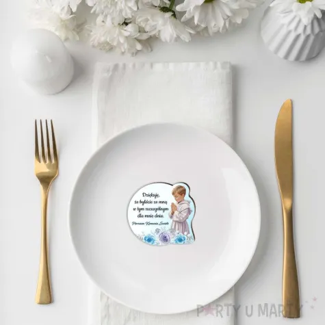 magnes komunia swieta chlopiec w albie upominek dla gosci pamiatka 7 3 x 7 9 cm