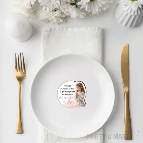 magnes komunia swieta dziewczynka w albie upominek dla gosci pamiatka 7 3 x 7 9 cm