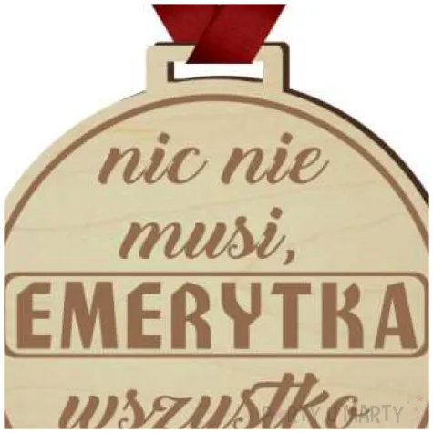 medal emerytka nic nie musi drewniany 72 mm