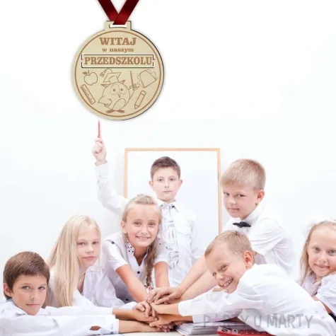 medal pasowanie na przedszkolaka drewniany 72 mm