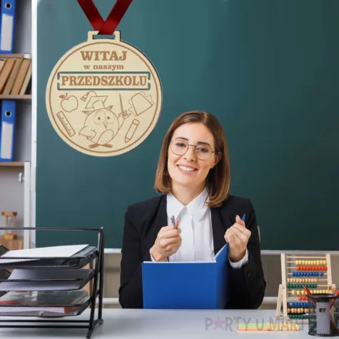 medal pasowanie na przedszkolaka drewniany 72 mm