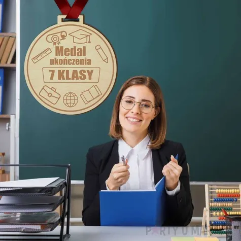 medal ukonczenia 7 klasy drewniany 72 mm