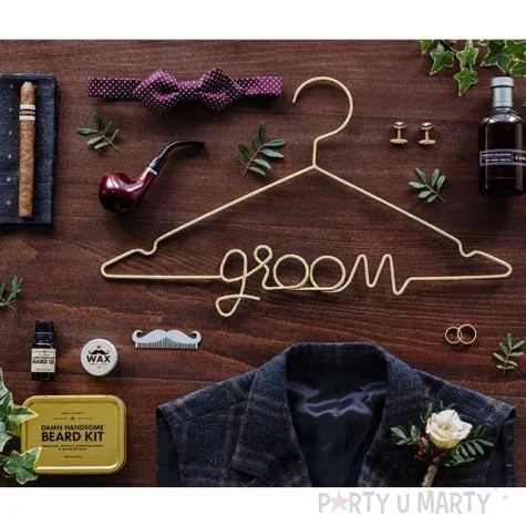 metalowy wieszak pan mlody groom zloty partydeco 45x27cm