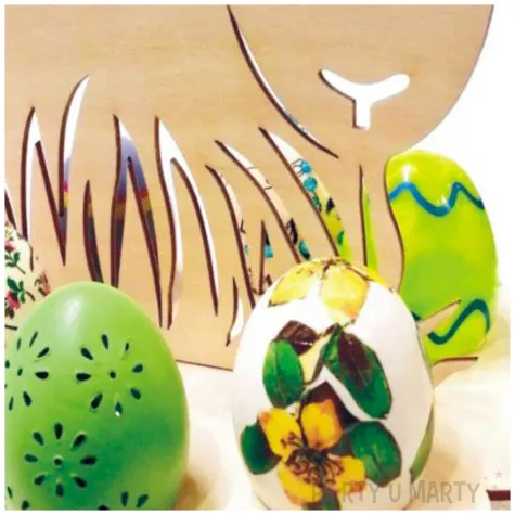 podstawka do jajek owieczka w trawie drewniana 20x18 cm