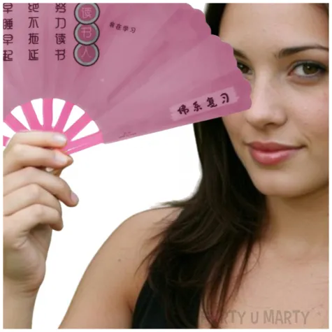 rozowy wachlarz na karnawal z napisem po chinsku plastikowy