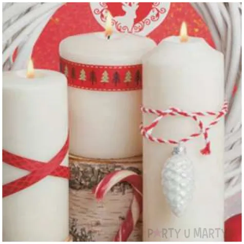 serwetki biale swiece na czerwonym tle i wieniec maki 33 cm 20 szt