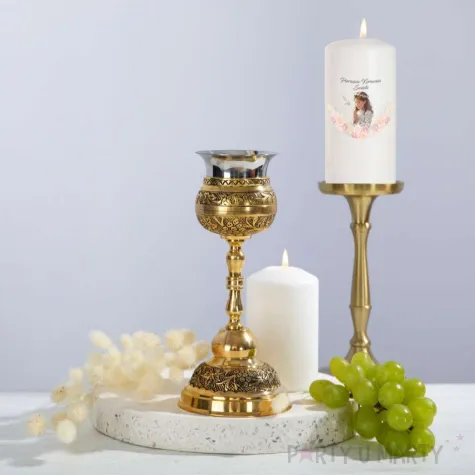 swieca pienkowa ozdoba na stol dziewczynka w albie dekoracja na komunie swieta 12 cm