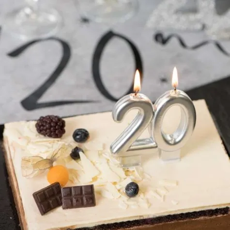 swieczka na tort cyfra 20 srebrna santex 9 cm