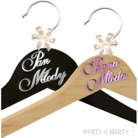 wieszaki slubne pan mlody i panna mloda srebrny rozowy czarny drewno 2 szt