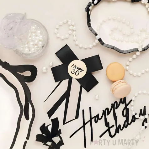 xx kotylion na 30 urodziny kremowo czarny 11x17 cm