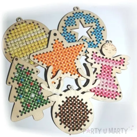 zawieszka drewniana wyszywanka czapka mikolaja 90 x 75 mm