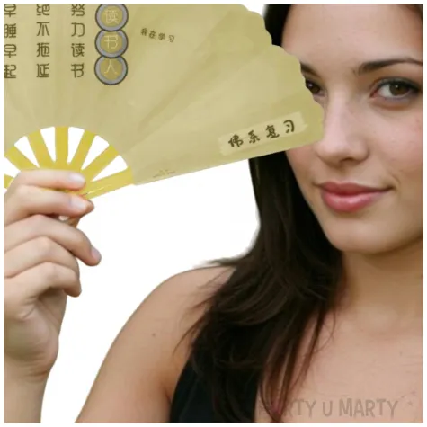 zolty wachlarz na karnawal z napisem po chinsku plastikowy