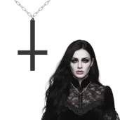 dodatek do stroju na halloween naszyjnik odwrocony krzyz na lancuszku czarny wampir ksiadz