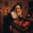 czarny krzyz na szyje do ksiedza lub zakonnicy na halloween dodatek dla ksiedza