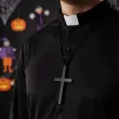 czarny krzyz na szyje do ksiedza lub zakonnicy na halloween dodatek dla ksiedza