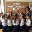dekoracja do szkoly na gazetke tablice napis dzien nauczyciela kwiaty dzien edukacji narodowej