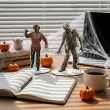 dekoracja na halloween drewniana figurka zombie do postawienia 15 cm