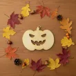 dekoracja na halloween zawieszka drewniana zla dynia ozdoba do powieszenia 82 x 62 mm