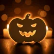 dekoracja na halloween zawieszka drewniana zla dynia ozdoba do powieszenia 82 x 62 mm