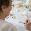 dekoracja na komunie wizytowki na stol winietki golabek zloty lustrzany napis personalizacja