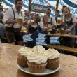 dekoracja na muffinki kielbaski ciasto pikery oktoberfest flagi w kratke niebieskie 6 szt