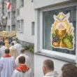 dekoracja na okno boze cialo plakat do przyklejenia hostia kielich i golabek 42x56 cm