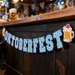 dekoracja na oktoberfest baner papierowy napis niebieska krata bawarska girlanda ozdoba 2 m