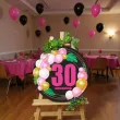 dekoracja sali na urodziny tablica powitalna liczba 30 baloniki czarno rozowa