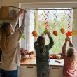 dekoracje jesienne do szkoly klasy kuchni swiderki wiszace jesien kolorowe liscie w parku x6