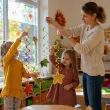 dekoracje jesienne do szkoly klasy kuchni swiderki wiszace jesien kolorowe liscie w parku x6