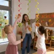 dekoracje jesienne do szkoly klasy kuchni swiderki wiszace jesien kolorowe liscie w parku x6