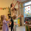 dekoracje jesienne do szkoly klasy przedszkola swiderki wiszace jesien lesne owoce x6