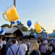 dekoracje na oktoberfest zestaw balonow piwo flaga bawarii niebieski bialy zloty 22 szt