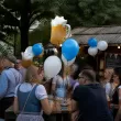 dekoracje na oktoberfest zestaw balonow piwo flaga bawarii niebieski bialy zloty 22 szt