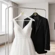 dekoracje na wesele drewniane wieszaki slubne panna mloda i pan mlody czarny bialy zloty