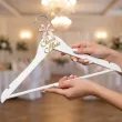 dekoracje na wesele drewniane wieszaki slubne panna mloda i pan mlody czarny bialy zloty