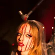 dodatek do stroju na halloween opaska na glowe zakrwawiony mlotek zombie