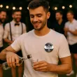 dodatek do stroju na wieczor kawalerski przypinka polewacz alkoholu zabawny gadzet pin
