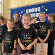 koszulka dziecieca z nadrukiem dla chlopca dziewczynki dzien kropki czarna do przedszkola 116